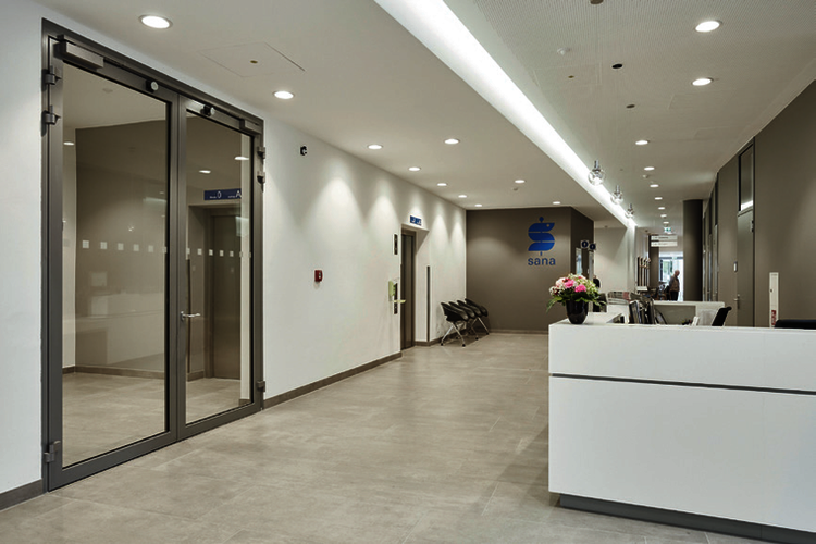 Der Empfangsbereich des Sana Gesundheitscampus in München-Sendling