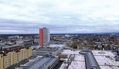 weiSelten in Mittelstädten: der Quartierstyp des informellen Stadtzentrums. In Neu-Isenburg sind das Einkaufszentrum und seine nähere Umgebung als ein solches einzustufen. Es sticht städtebaulich nicht hervor, da die vorliegende Bebauung es stark verdeckt, zeichnet sich aber durch eine starke Frequentierung aus.