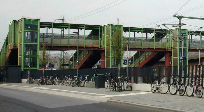 Gesamtansicht der über 100 m langen Fußgängerbrücke vor der Sanierung.