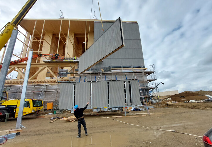 Logistikkomplex aus Holz und Lehm