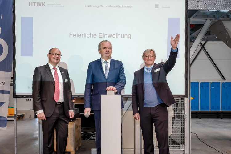 Zu dritt am Pult wird das Carbonbetontechnikum eröffnet von: Prof. Mark Mietzner, Rektor der HTWK Leipzig, Thomas Schmidt, Sächsischer Staatsminister für Regionalentwicklung, und Prof. Klaus Holschemacher, Direktor des Instituts für Betonbau an der HTWK Leipzig (v.l.)