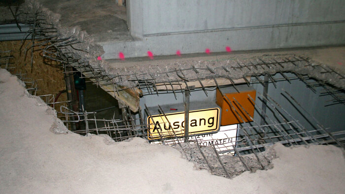 Wie Brücken unterliegen auch Parkhäuser und Tiefgaragen durch die Nutzung einem Verschleiß, der durch den Verkehr sowie durch natürliche Einflüsse wie Frost und Regen verursacht wird.