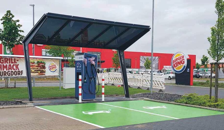 Die Ladestationen werden wahlweise mit oder ohne Dach erstellt und sind modular aufgebaut. Foto: GlasMetall gB_93_S59_Elektromobilitaet_Ladestationen.jpg