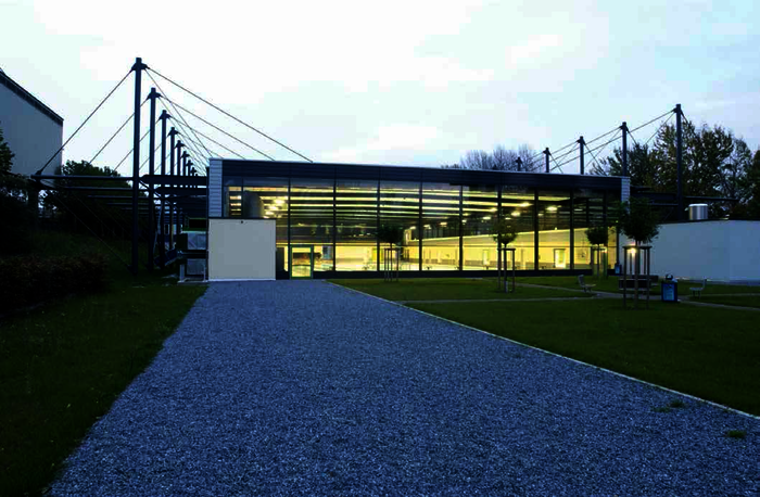 Schwimmstadion Duisburg-Wedau. Auf dem Trapezblech des Dachs wurde vollflächig mit Schaumglas gedämmt.