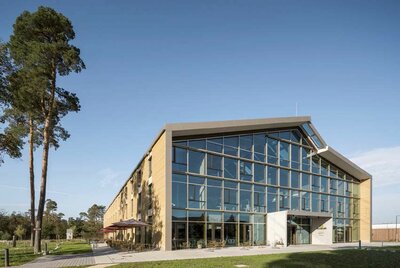 Mit dem Deutschen Nachhaltigkeitspreis für Architektur 2020 ausgezeichnet: der Neubau der „Alnatura Arbeitswelt“ in Darmstadt.