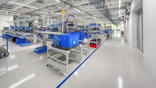 Produktionshalle mit elektrostatisch ableitfähiger Bodenbeschichtung