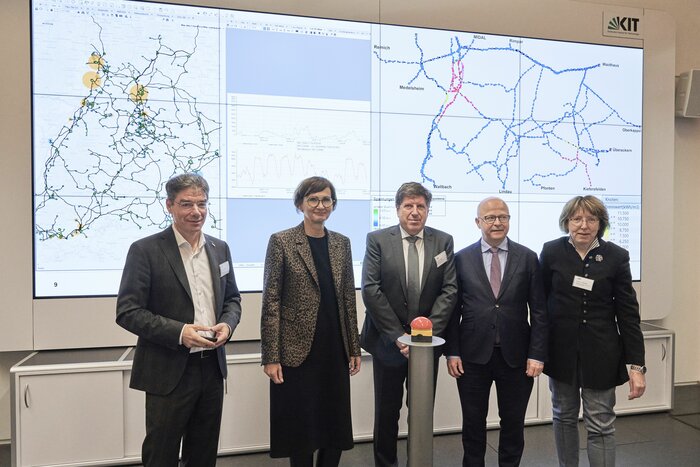 Start der Simulation am Energy Lab 2.0 (v. l. n. r.): Prof. Michael Decker, Leiter des Bereichs Informatik, Wirtschaft und Gesellschaft des KIT; Bettina Stark-Watzinger, Bundesministerin für Bildung und Forschung; Prof. Thomas Hirth, Vizepräsident für Transfer und Internationales des KIT; Michael Theurer, Parlamentarischer Staatssekretär beim Bundesminister für Digitales und Verkehr; Prof. Andrea Robotzki, Leiterin des Bereichs Biologie, Chemie und Verfahrenstechnik des KIT