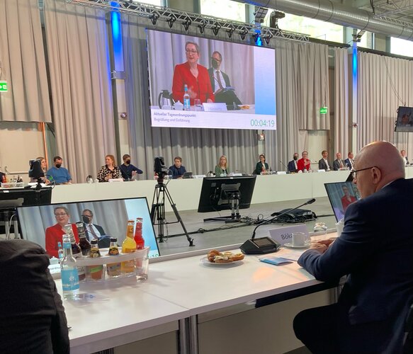 Auftakttreffen des Bündnisses bezahlbarer Wohnraum am 27.4.2022: Teilnehmer am Verhandlungstisch