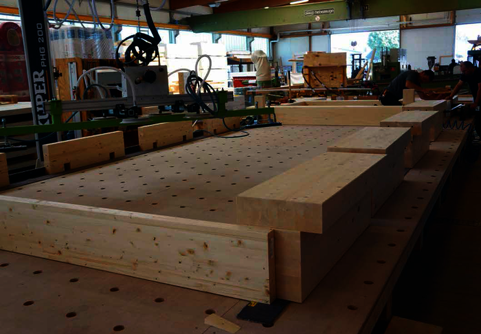 Bei der Vorfertigung verlagert sich der Herstellungsprozess eines Bauteils von der Baustelle in die Produktionshalle.