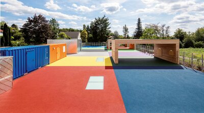 Durch den Neubau ging ein Teil des ehemaligen Spielplatzes verloren, der jedoch durch die Spielterrasse zurückgewonnen wurde.