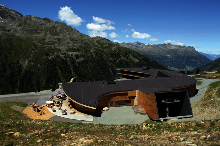 Abgeleitet von der Form einer Schneewechte vereint der Top Mountain Crosspoint im österreichischen Hochgurgl vier ganz unterschiedliche Nutzungen unter einem Dach. Für den baulichen Brandschutz sorgen Produkte von Hörmann.