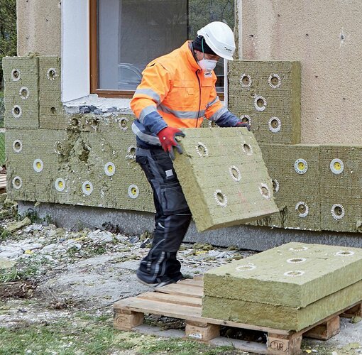 Nachdem abschließend die Dübelrondellen und Dübel entfernt wurden, lassen sich die Mineralwolledämmplatten manuell entfernen.