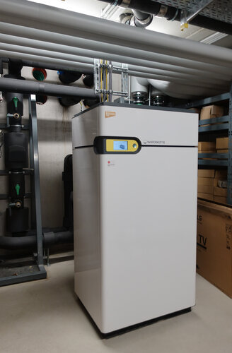 Wärmepumpe Fab. Waterkotte, 80 kW. Die Geothermie-Sonden in 160 m Tiefe liefern 10 °C Quelltemperatur.