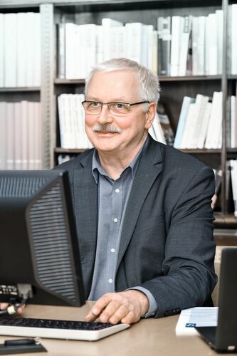 Matthias Günther leitet das Pestel Institut, das Kommunen, Ministerien, Banken, Unternehmen und Verbände mit Analysen, Umfrage und Modellrechnungen zu wirtschaftlichen und gesellschaftlichen Fragestellungen unterstützt (Bild: Pestel Institut) Matthias Günther am Büroschreibtisch