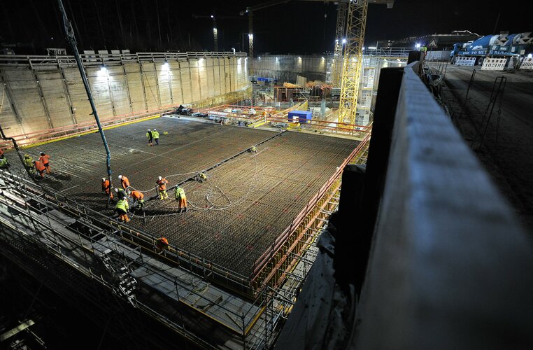 Die_Decke_des_ersten_Tunnelsegments_wird_bei_Nacht_gegossen..jpg Die_Decke_des_ersten_Tunnelsegments_wird_bei_Nacht_gegossen..jpg