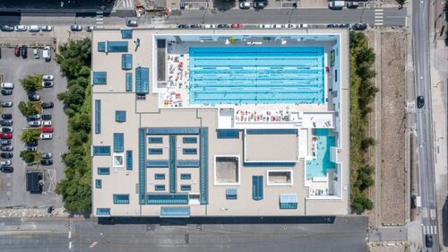 5.000 Quadratmeter umfasst das Areal des Badezentrums. Fast 400 Velux Modular Skylights sorgen für die Belichtung über das Dach. Bild: Velux Commercial