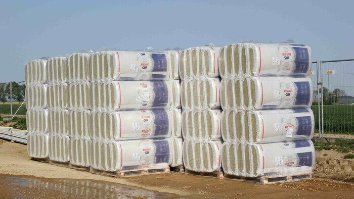 Logistik-Neubau mit Fassadenkassettensystem und Mineralwolle-Dämmung