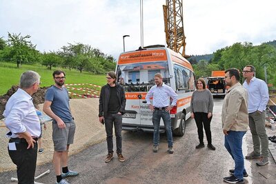Bauherren im Gespräch: Was es beim Bauen so alles zu beachten gilt, erfahren die künftigen Winterbacher Hauseigentümer beim Baustellentermin von Holzbauunternehmer Jochen Kurz (links) persönlich. Bild: Achim Dathe für Kurz Holzbau im DHV 