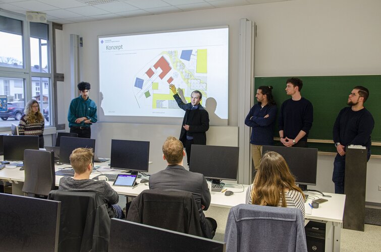 Bei einer Abschlusspräsentation stellten Studierende ihre Entwürfe im Modul "BIM interdisziplinär" vor.