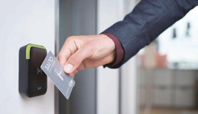 Für die Zutrittskontrolle empfehlen sich als Identifikationstechnologie RFID-Lösungen mit 13,56 MHz.