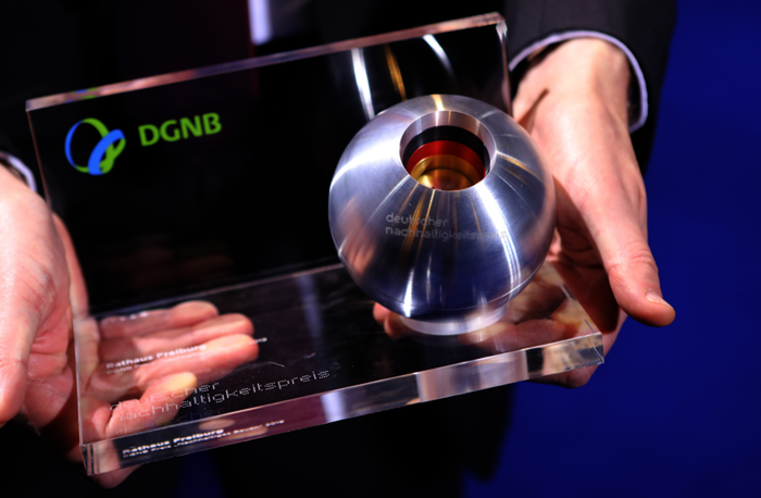 crop_DGNB-Pressebild-DGNB-Preis-Nachhaltiges-Bauen-Rathaus-Freiburg.png