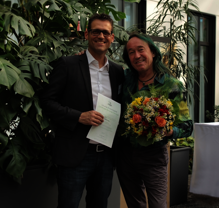 FBB-Präsident Dr. Gunter Mann (links) gratuliert Patrick Blanc zu seiner Wahl als FBB-Ehrenmitglied