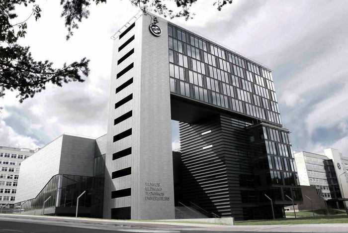 Das Tor symbolisiert die Offenheit der Universität und markiert den Eingang zum Gebäude und Gelände.