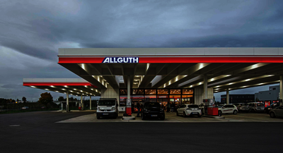 Tankstelle und Holzbau? Kein Problem, wie das neue Tankstellengebäude in Olching zeigt.