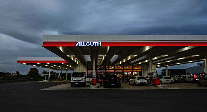 Tankstelle und Holzbau? Kein Problem, wie das neue Tankstellengebäude in Olching zeigt.