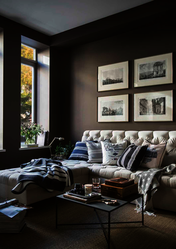 gB_2017_06_028_1.png Helle Sofas und viele Kissen in maritimen Akzentfarben machen den Look aus. Wandfarben in Natur- und Erdtönen sorgen für eine wohnliche Atmosphäre.