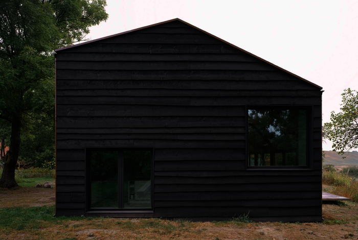 In der Gemeinde Lindetal bei Neubrandenburg haben AFF Architekten und Stephan Hahn Architekt & Zimmerer ein Wohnhaus nach traditioneller Handwerkskunst errichtet.