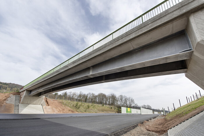Die feuerverzinkte Brücke überspannt die Autobahn 44 bei Kassel.