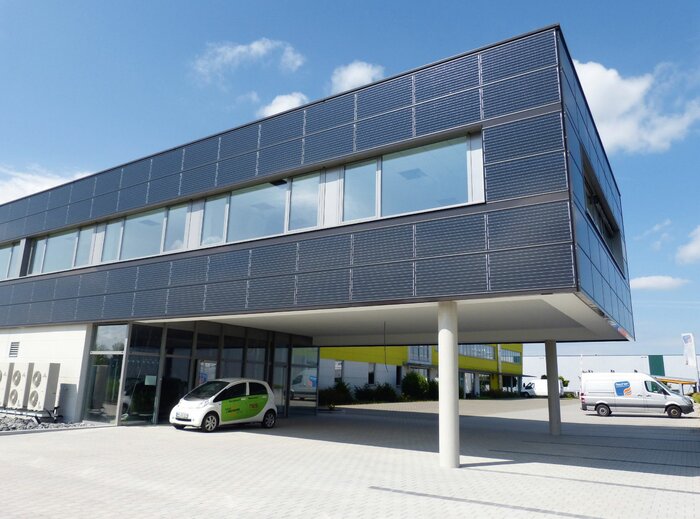 Die Solarfassade produziert früh am Morgen den Strom für den Arbeitsbeginn