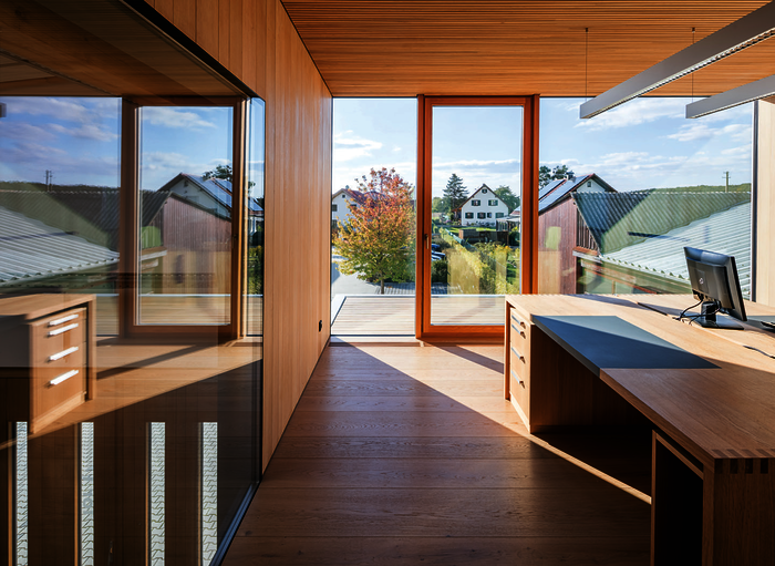 In den Arbeitsräumen dominiert hochwertiges Holz