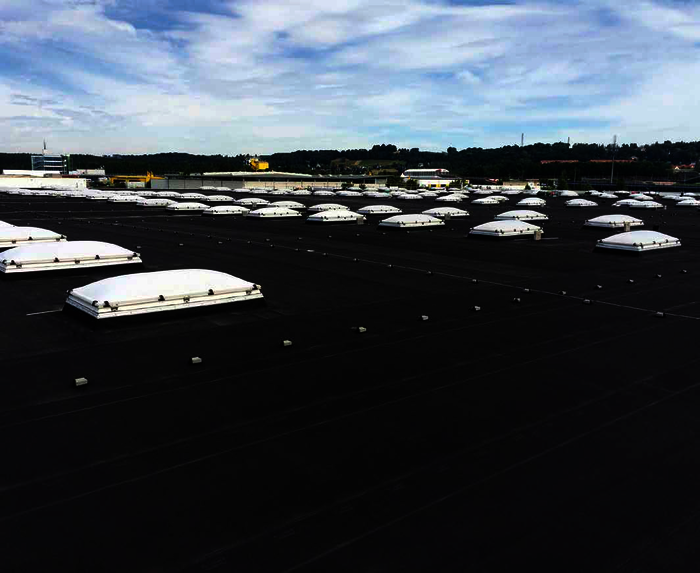 Mithilfe des „RhinoBond“ Systems werden die „Hertalan“ EPDM-Planen und die Dämmung an der Dachkonstruktion befestigt, ohne dass die Dachhaut durchdrungen werden muss.