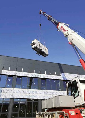 Neubau Logistikhalle mit Büroeinbau, Anlieferung Lüftungsgerät.