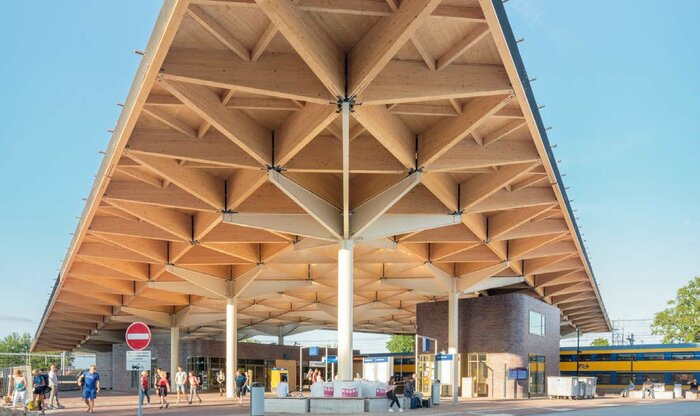 Die Überdachung des neuen Bahnhofs in Assen ist Tor zur Innenstadt und zugleich Verbindungselement zum Stadtteil auf der anderen Seite der Gleise. Sie schafft aber auch einen Ort mit hoher Aufenthaltsqualität. Ein Blickfang ist sie ohnehin.