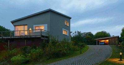 Ein Haus mit ungewöhnlichem Grundriss in Hanglage wurde zu einem anspruchsvollen Bauvorhaben im Bereich des Einfamilienhausbaus.