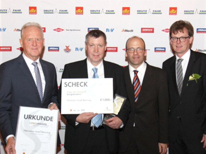 Energielandwirt_Hermann_Josef_Benning__2._von_links__bei_der_Preisverleihung_in_Berlin.jpg