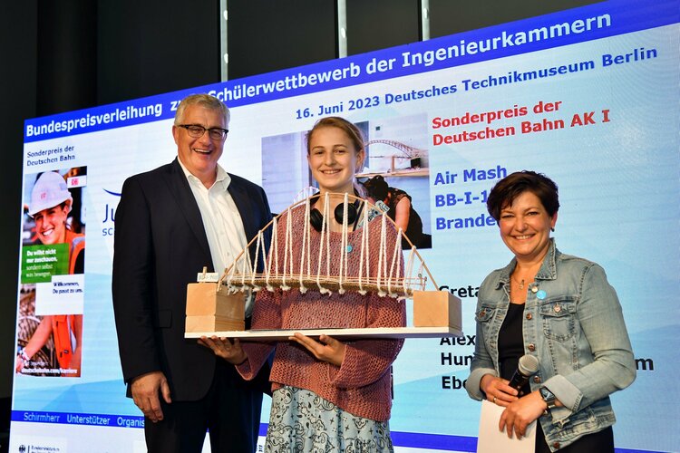 Preisverleihung Schülerwettbewerb Junior.ING der Ingenieurkammern: Greta Amende vom Alexander von Humboldt Gymnasium Eberswalde erhielt in der Alterskategorie bis Klasse 8 den DB Sonderpreis für ihr Brückenmodell "Air Mash". Der Vizepräsident der Bundesingenieurkammer, Ingolf Kluge (links) überreichte der Schülerin gemeinsam mit Ellen Petersson, Leiterin Lean Exzellenz, Deutsche Bahn die Urkunde. 