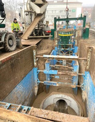 Baustelle Tübingen: Einbau eines Mischwasserkanals in Flüssigboden.