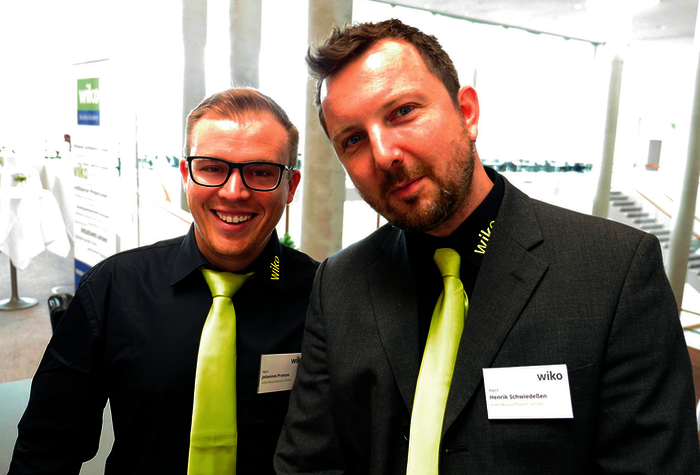 Die wiko Mitarbeiter Johannes Pranzas (li.), Mediendesigner bei wiko, und Henrik Schwiedeßen, Leiter Marketing und Kommunikation, gratulieren.