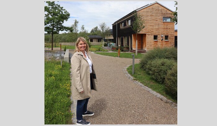 Am Betriebs-Stammsitz in Erkheim im Allgäu steht Geschäftsführerin Dagmar Fritz-Kramer auf dem Gelände, wo das mittelständische Unternehmen Bau-Fritz GmbH & Co. KG Musterhäuser aus Holz präsentiert.
