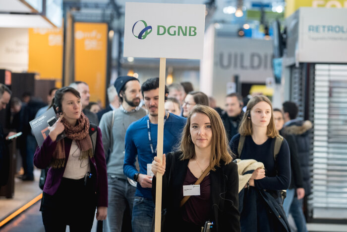 DGNB Messerundgänge auf der BAU: mehrere Menschen im Rundgang von vorn fotografiert