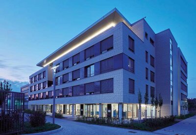 Außenansicht des Connext-Campus mit Büros, Kita, Hotel und Spa-Bereich