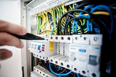 electric-1080584_michael-jarmoluk_pixabay.jpg