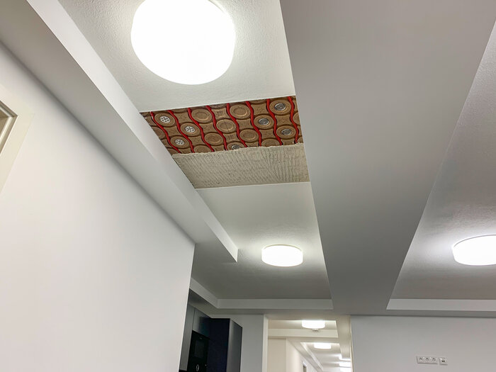 Blick an die aufgelassene Decke: Auf der ganzen Fläche wurden Natur-Klimadecken aus Hochleistungs-Lehmmodulen installiert.