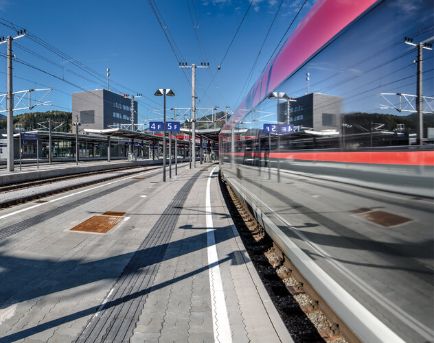 Gleis des Bahnhofs