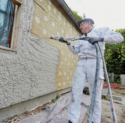 Eine Separationsschicht aus mineralischem Grundputz und Gewebe egalisiert Unebenheiten und sorgt dafür, dass die Putzschicht beim Rückbau sauber von der Dämmplatte getrennt werden kann.