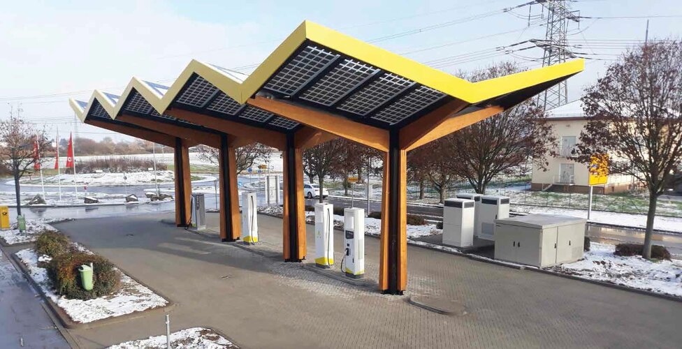 Die Stationen sind individuell an das Corporate Design der Betreiber anpassbar. Foto: GlasMetall gB_93_S59_Elektromobilitaet_Stationen_Corporate-Design.jpg